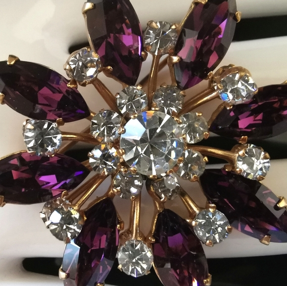 Vintage Austrian flower brooch with amethyst and clear rhinestones - Picture 8 of 8